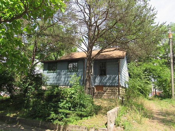 2nd image of 3891 Evergreen St