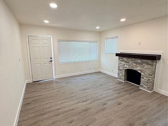 3rd image of 1607 W 69th St