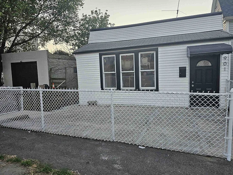901 Columbia Ave — Photo 1