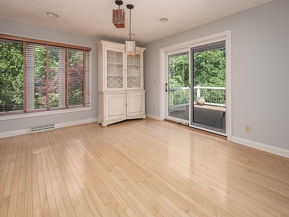3rd image of 14 Velie Dr