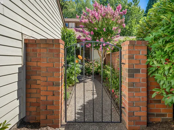 15660 SW Greenleaf Ct, Tigard, OR 97224