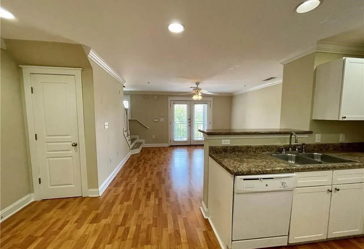 1725 Harvey Mitchell Pkwy S — Photo 4