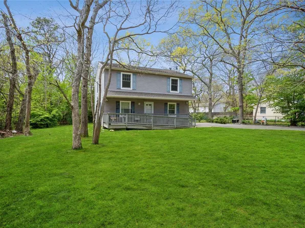 4 Caroline Street, Medford, NY 11763
