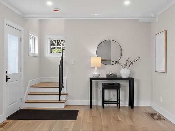 4th image of 10 Johnson St