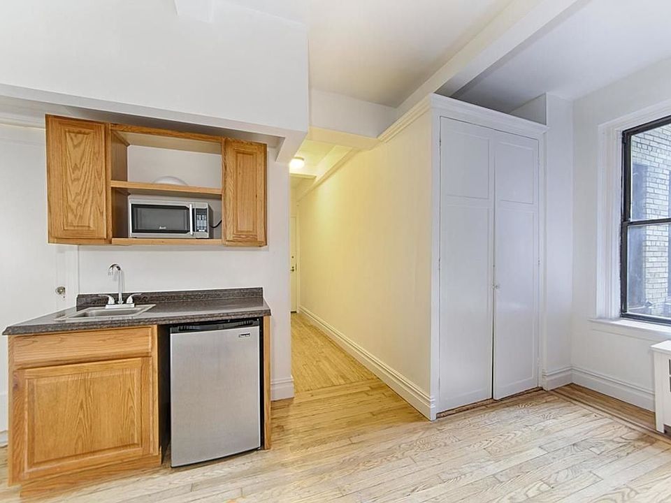 2nd image of 34 W 72nd St #31B