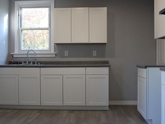 4th image of 424 Helen St