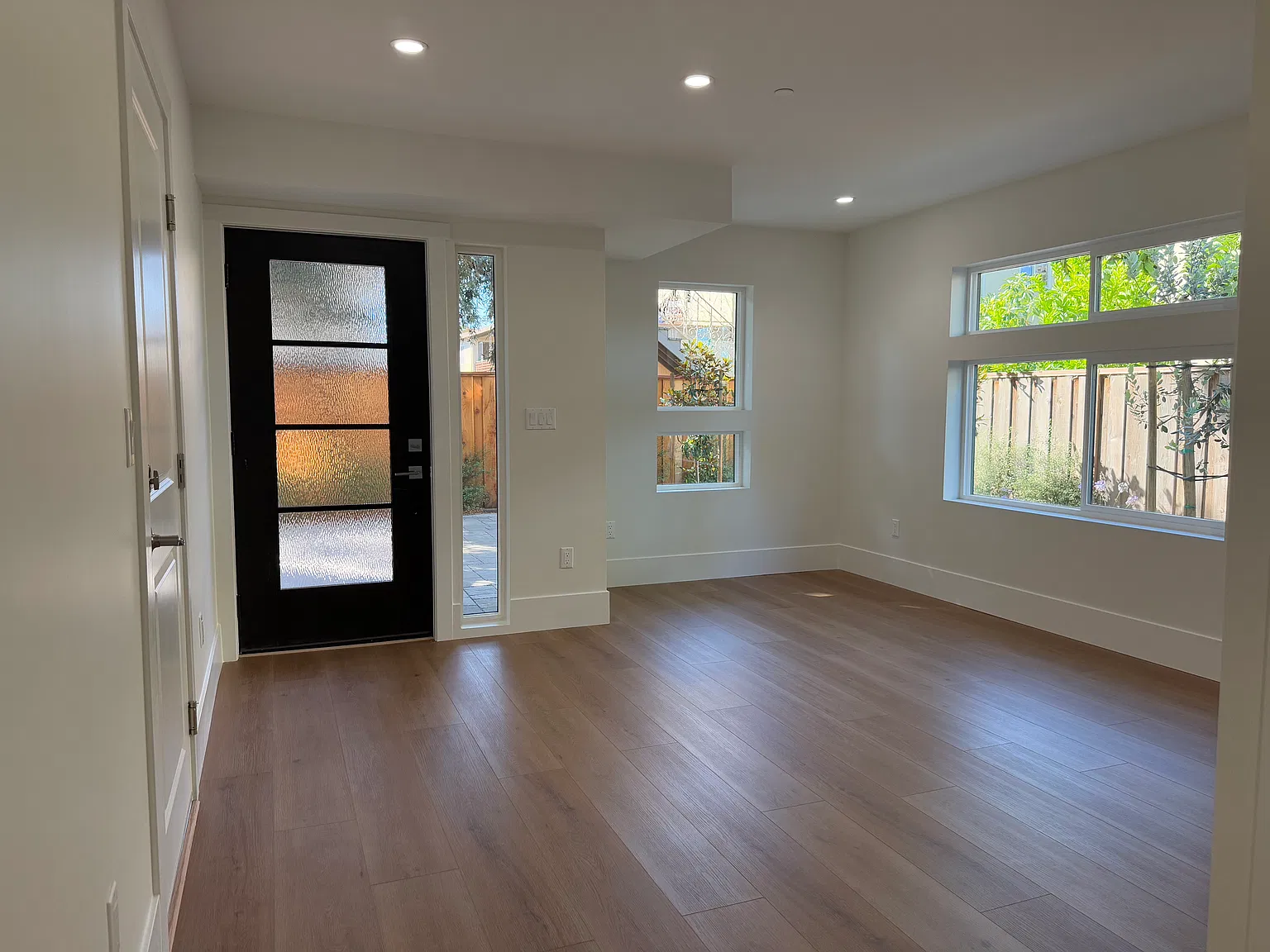 3 bed, 2185 sqft, $8,200 — Photo 3