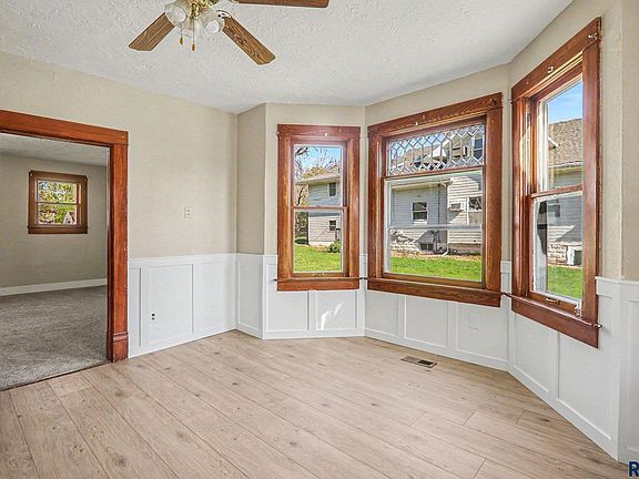 4th image of 305 N Main St
