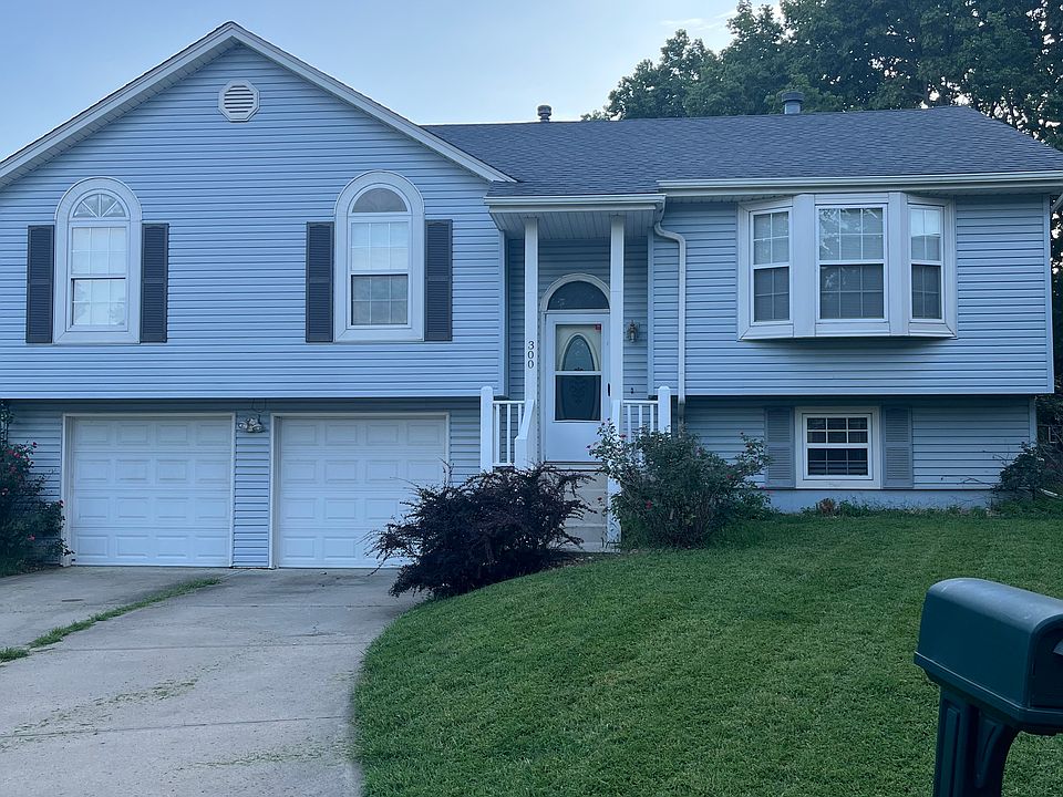 1st image of 300 NE Fox Trail Dr