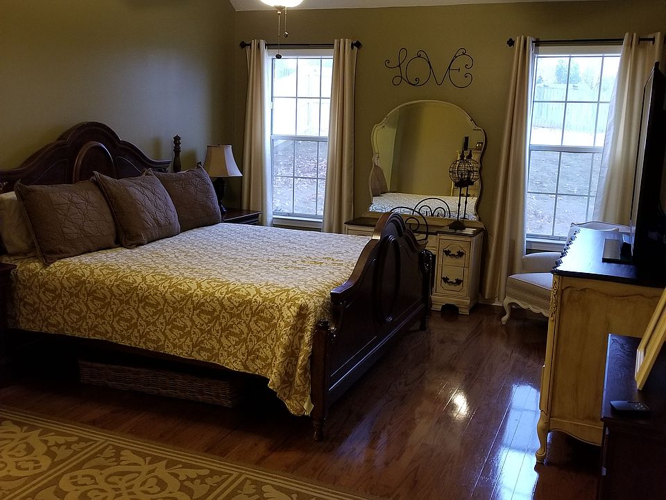 Master Bedroom 18' x 12.5'