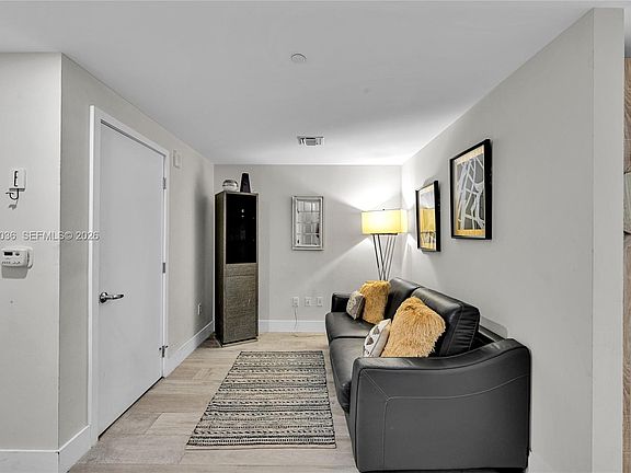 3rd image of 16385 Biscayne Blvd Unit 1020