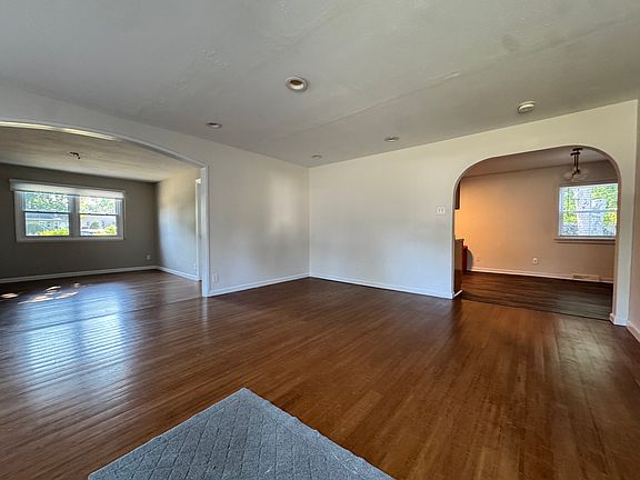 2nd image of 201 Ridgewood Dr