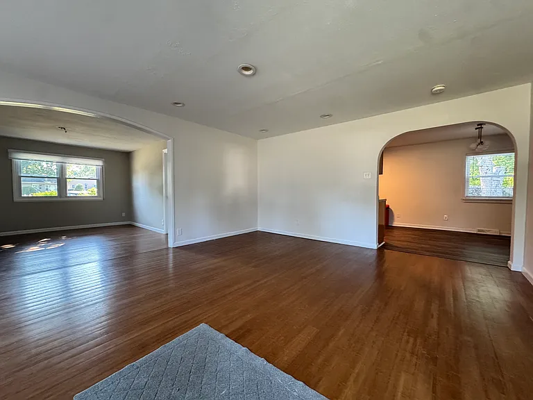 201 Ridgewood Dr — Photo 2