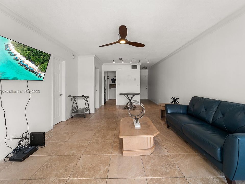 1st image of 2424 SE 17th St APT B-202