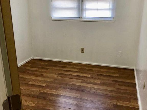4th image of 930 Dahlia St