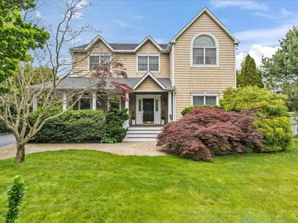 40 Carlisle Lane, East Islip, NY 11730