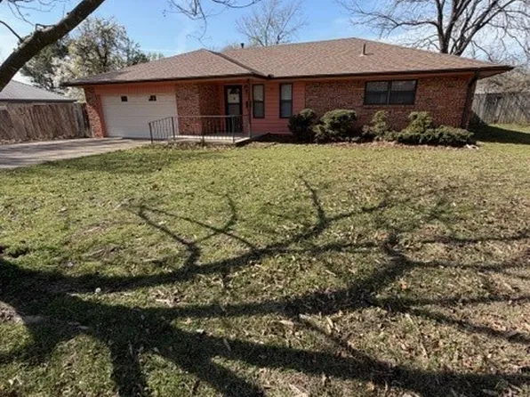 524 N Kelker St, Holdenville, OK 74848