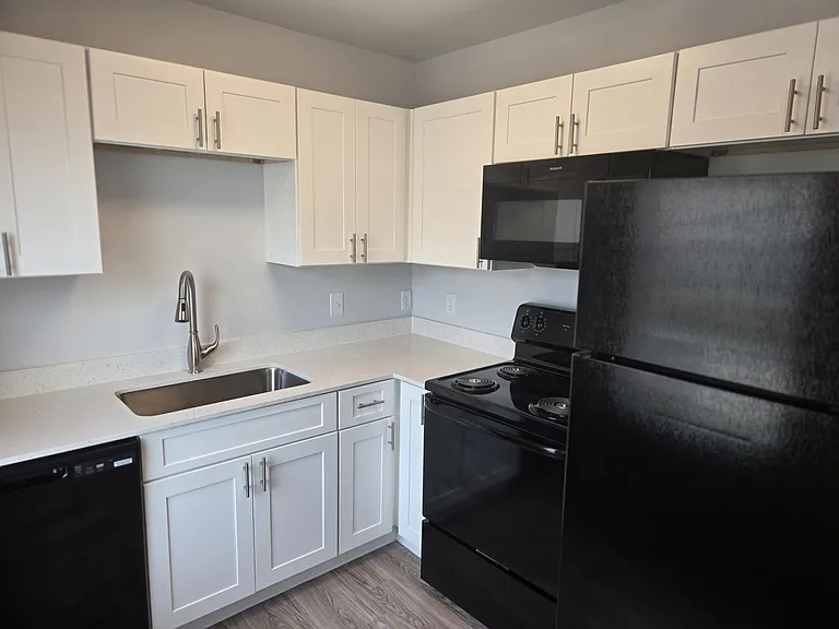 Sabine Apartments — Photo 3
