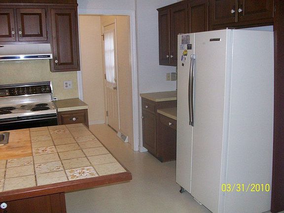Kitchen w/ island