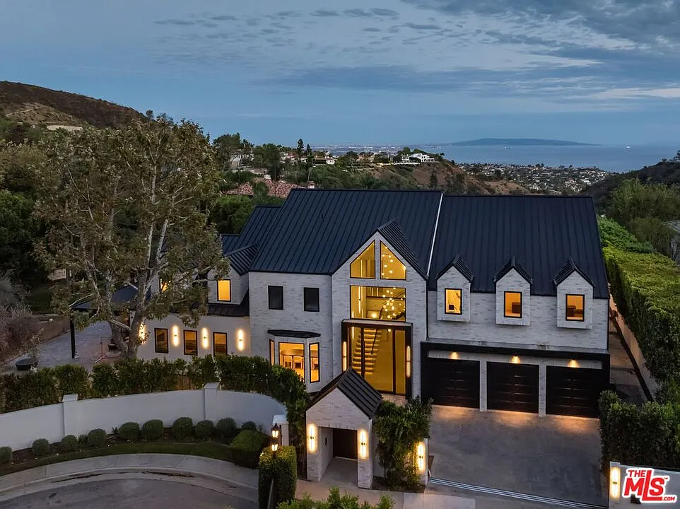 7 bed, 7.5 bath, 9000 sqft, $100,000 — Photo 2