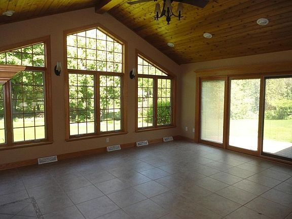 5th image of 2400 Buena Vista Dr
