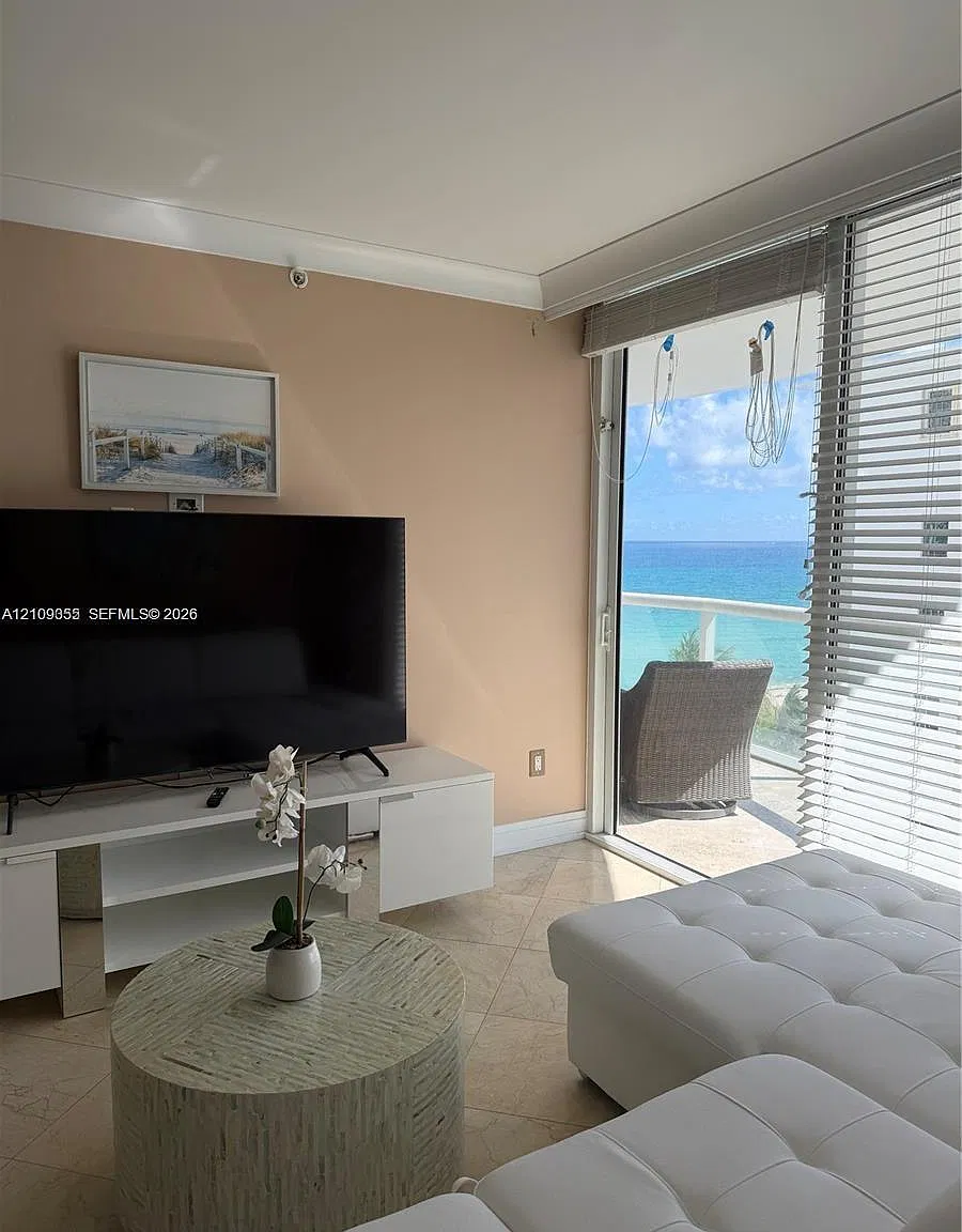 Akoya Condo — Photo 2