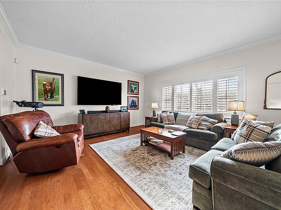 4th image of 204 Lenox Ct