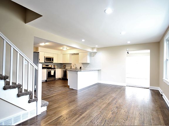 3rd image of 10129 W Palmer Ave