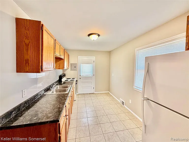 12753 Georgiana Ave — Photo 5