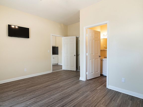 4th image of 1017 S Burlington Ave #1B-1Ba-345Sqft