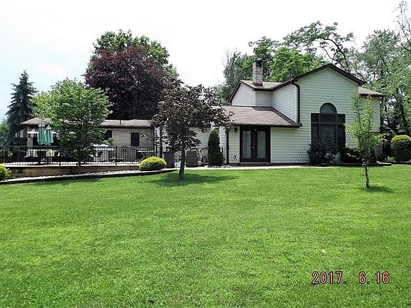 2nd image of 1301 Scarlet Ln
