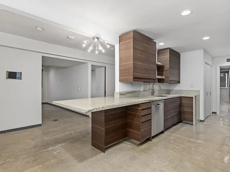 Accessory unit lower kitchen with large quartzite island