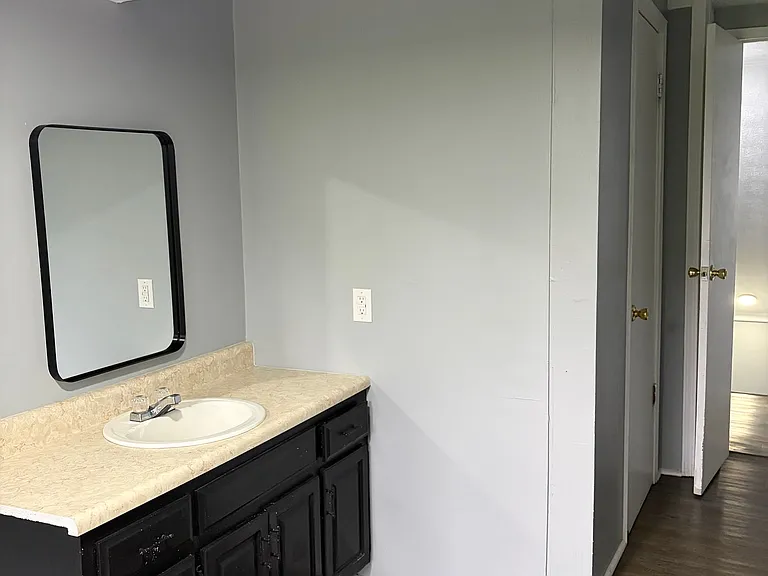 724 W Elm St — Photo 36