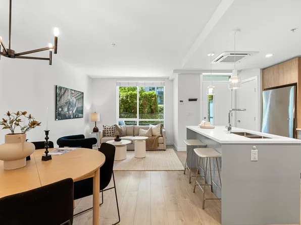 108 E 8th St #Townhouse 3, North Vancouver, BC V7L 1Z2