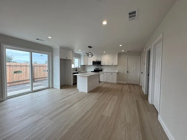 3 bed, 2.0 bath, 1133 sqft, $2,550 — Photo 4