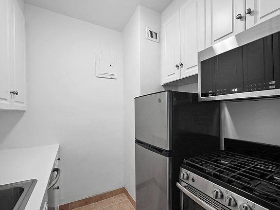 5th image of 136 E 55th St APT 5B