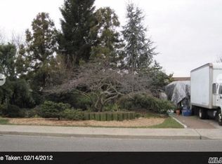 25 Prospect Ave, Hewlett, NY 11557