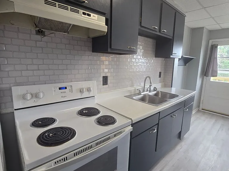 533 W Broadway — Photo 7