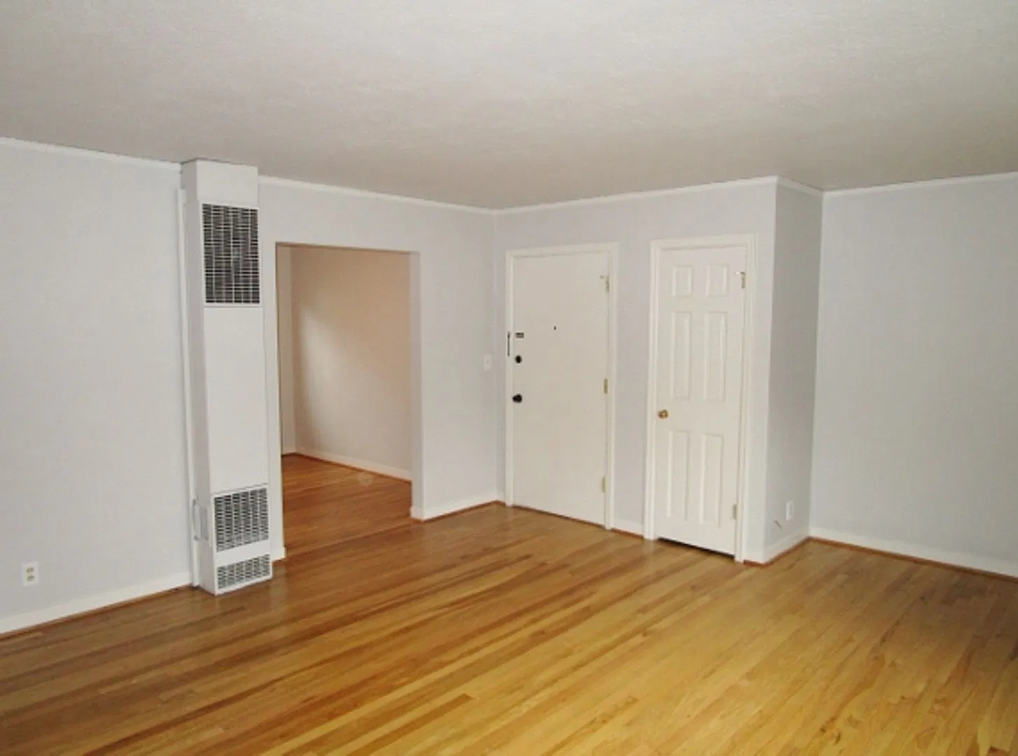 Spacious & Bright Mid-Century w/Hardwood Floors + Pet Friendly! — Photo 3