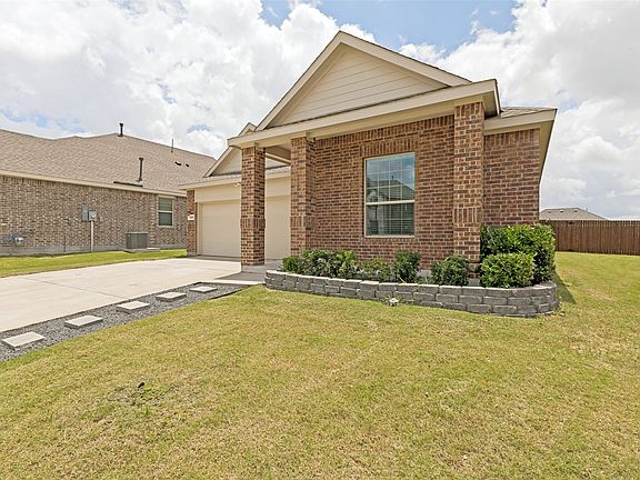 3rd image of 1038 Manuel Dr