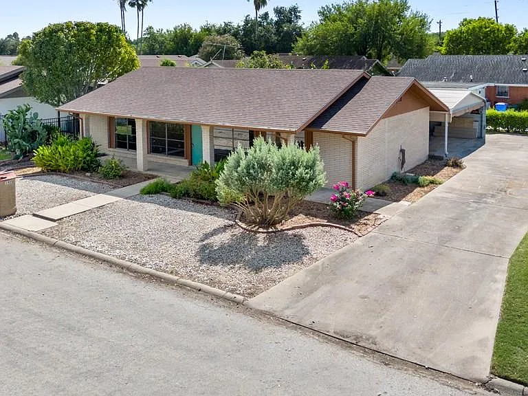 1925 Loquat Dr — Photo 2