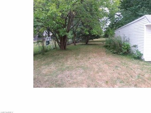5th image of 271 E 260th St