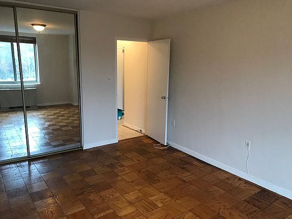 Bedroom w/ mirrored closet