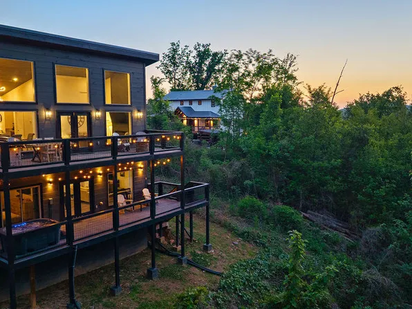 612 Sunset Ln, Gatlinburg, TN 37738