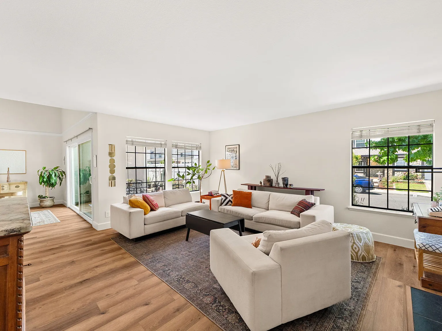 3 bed, 1377 sqft, $4,500 — Photo 3