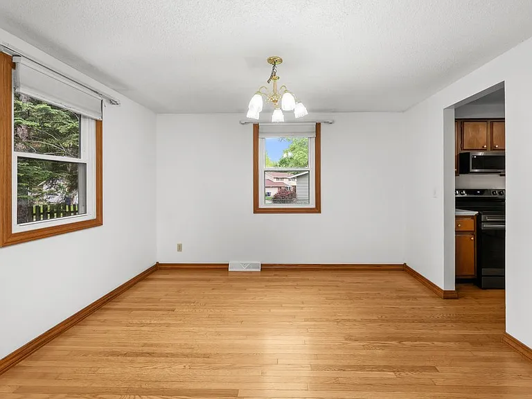 3129 Windsor Dr — Photo 7