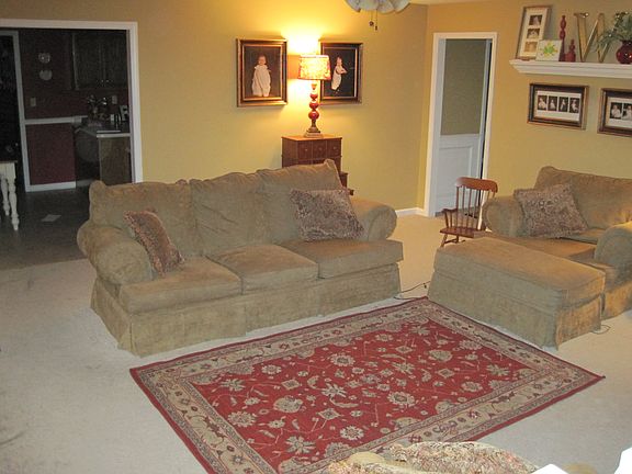 Living Area pic2