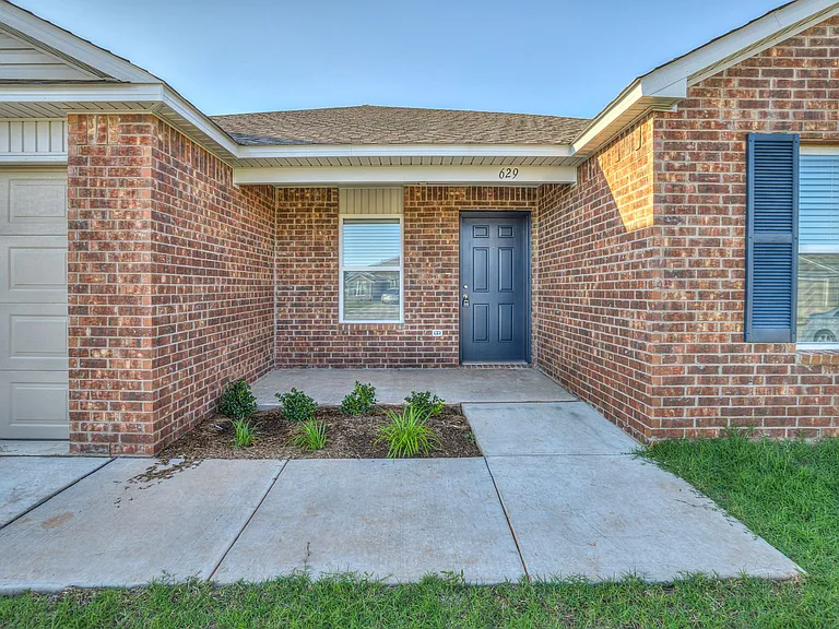 629 W Lola Dr — Photo 2