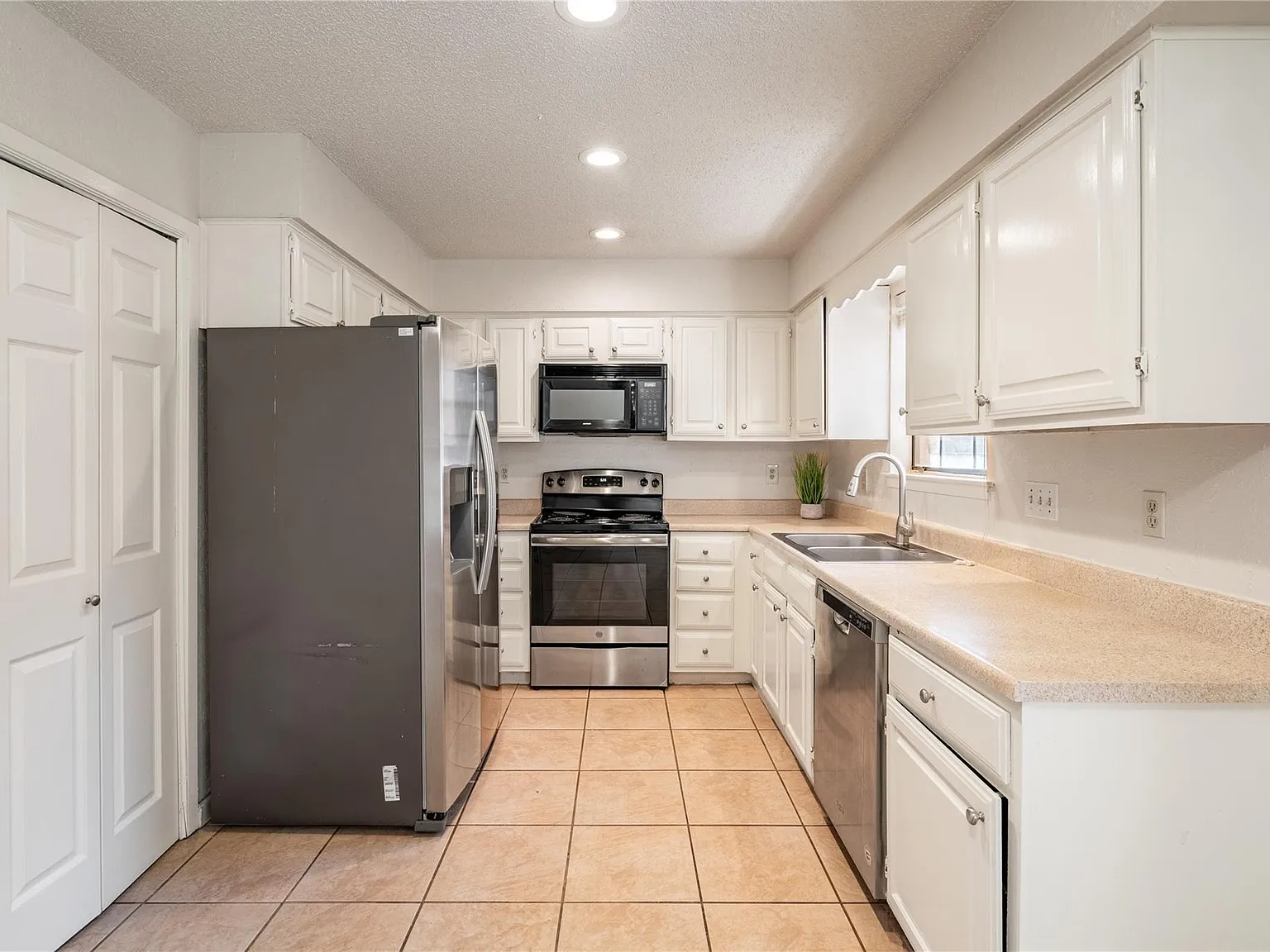3 bed, 2.0 bath, 2592 sqft, $1,795 — Photo 4