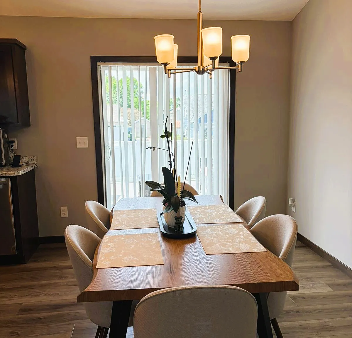 4 bed, 1271 sqft, $2,400 — Photo 3